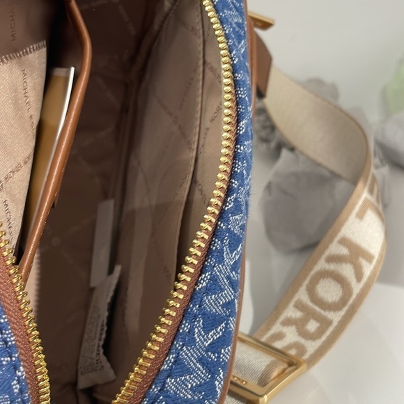 Michael Kors Denim 💙Jet set travel pocket
crossbody tech pouches AirPods case - Picture 9 of 11
